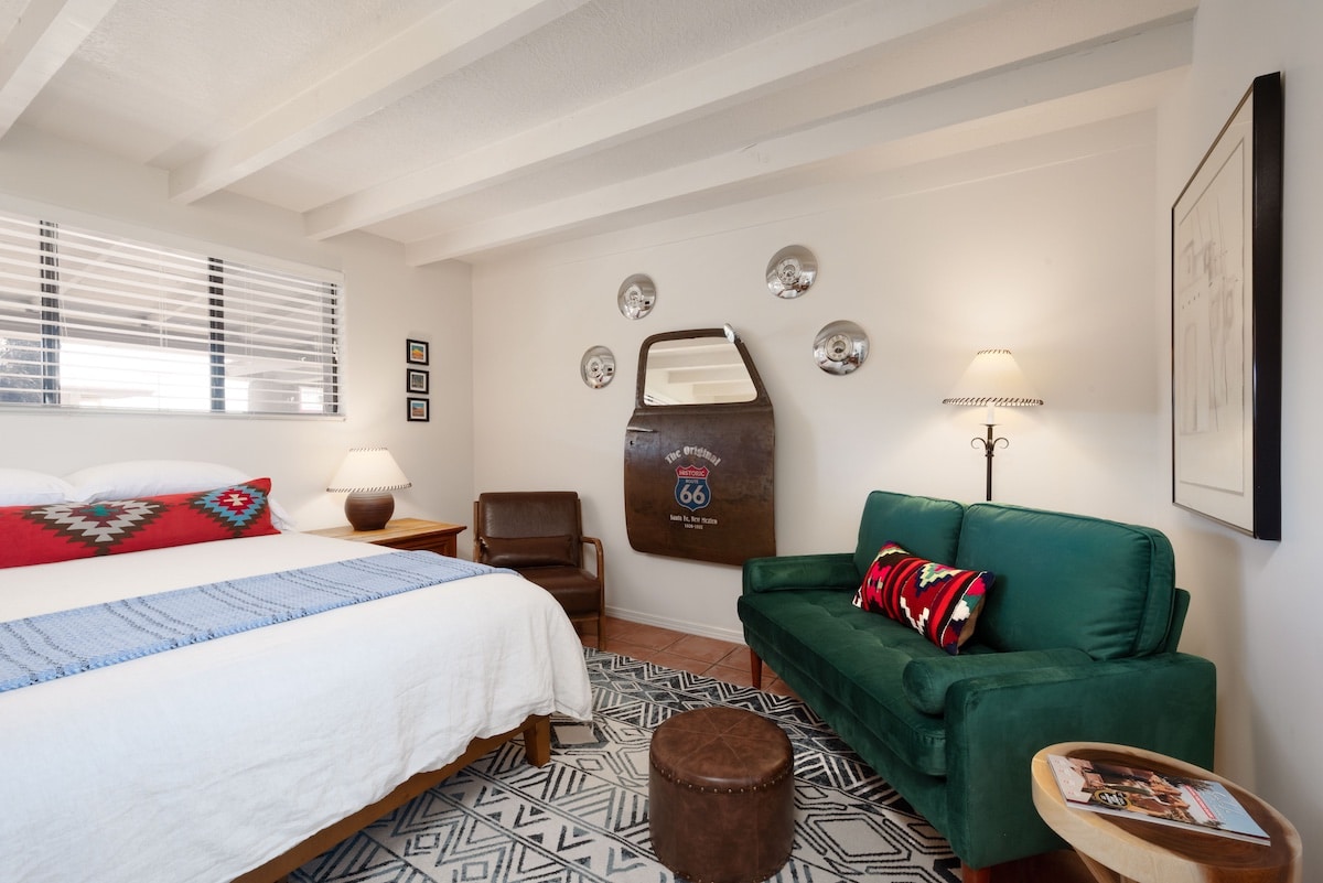 The route 66 queen suite room at Pecos Trail Inn